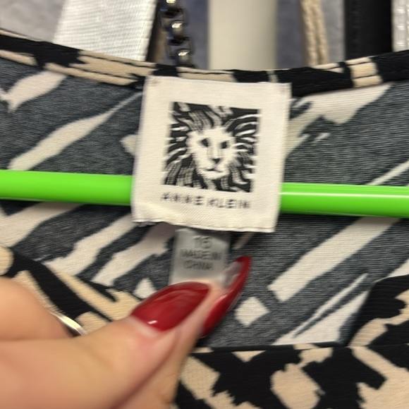 Anna Klein dress - Picture 2 of 3